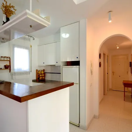 Apartment In Pals With Terrace דירה פאלס